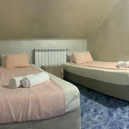 Roger's Hotel *