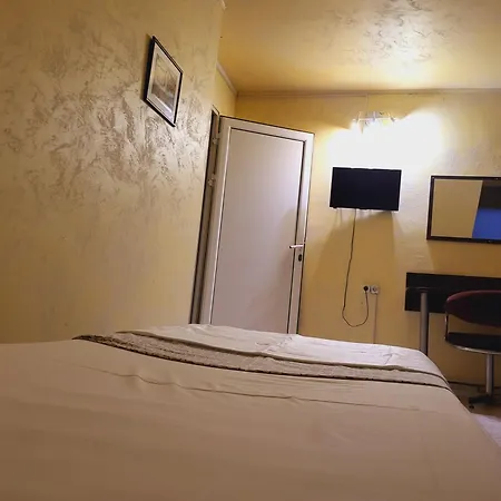 Roger's Hotel *